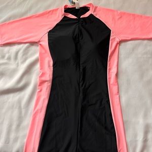 2/20$ 🌸Plus size Pink & Black surf wetsuit🌸